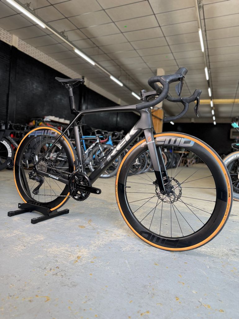 Used Trek Madone SL 6 Gen 8 2025 2025 Road & Gravel, Black — image 2 of 22