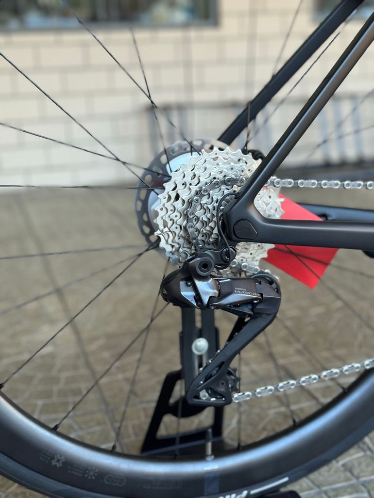 Used Colnago V4Rs Disc Ultegra Di2 8100 w/Fulcrum Racing Wind 400 Wheels 2023 2023 Road & Gravel, Black — image 5 of 11