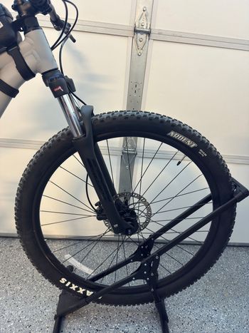 Used Giant Talon 2 2021 2021 Mountainbike, Light Gray, 27.5, 29 — image 3 of 5