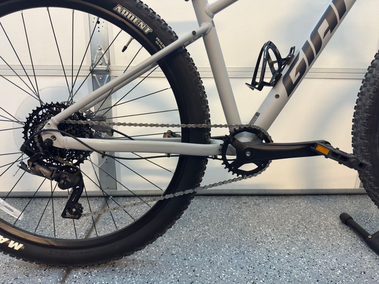 Used Giant Talon 2 2021 2021 Mountainbike, Light Gray, 27.5, 29 — image 5 of 5