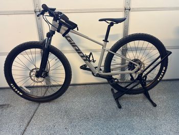 Used Giant Talon 2 2021 2021 Mountainbike, Light Gray, 27.5, 29 — image 2 of 5