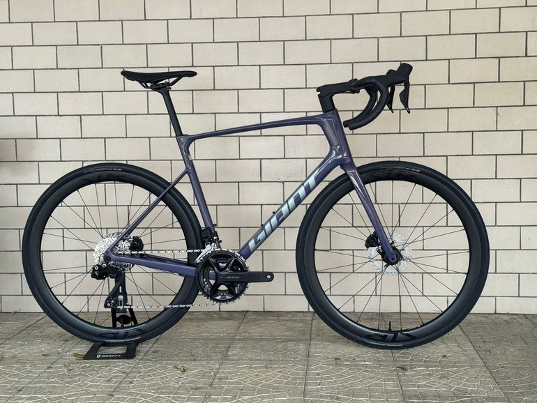 Giant Defy Advanced 0 2026 2026 Road & Gravel usato, Viola — immagine 1 di 13