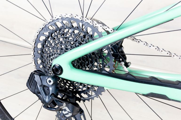 Used Specialized Stumpjumper Pro 2023 Mountainbike, Green — image 8 of 18