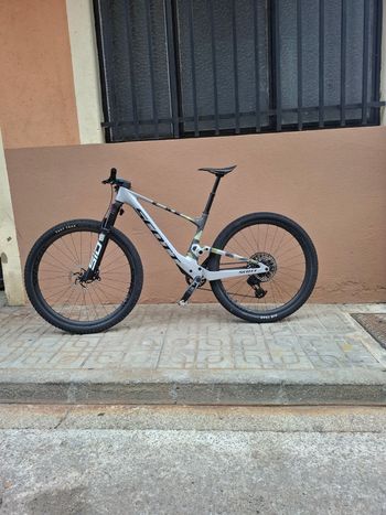 Scott Spark RC World Cup (EU) 2024 2024 Mountainbike de segunda mano, Gris claro — imagen 2 de 3