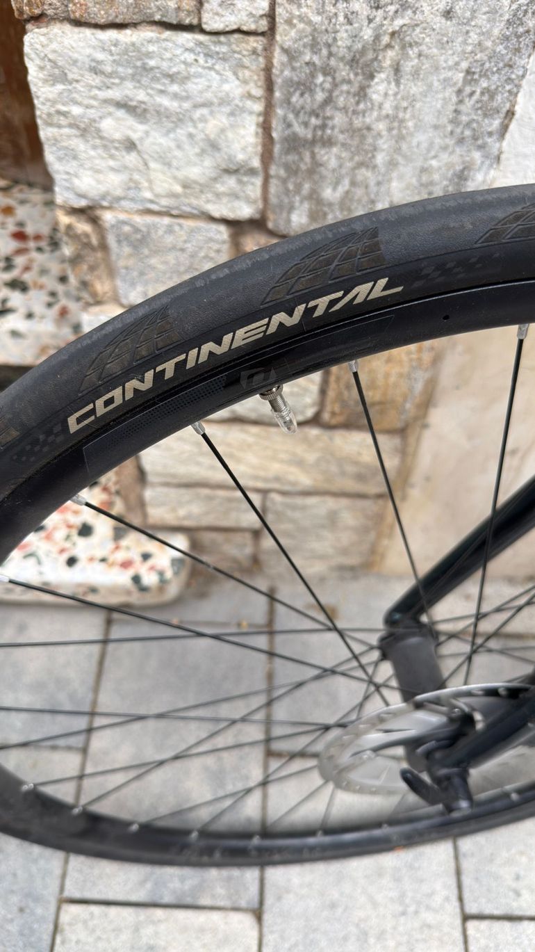 Używany Scott Addict 10 disc 2020 2020 Road & Gravel — zdjęcie 9 z 13