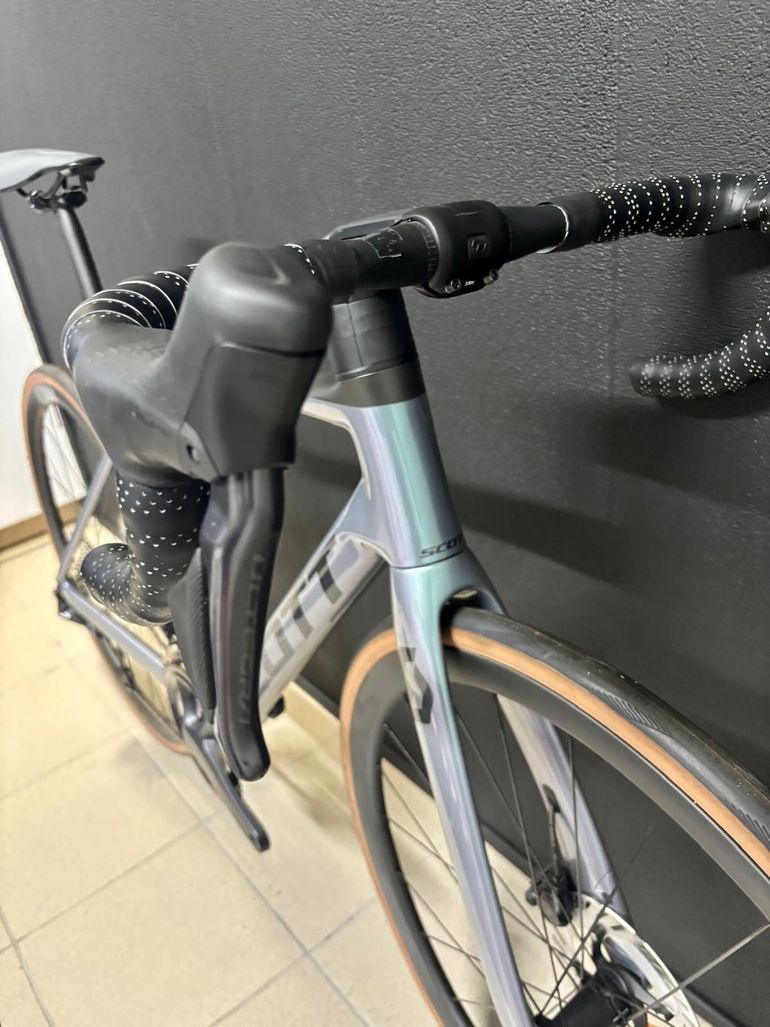 Używany Scott Addict RC 15 2024 2024 Road & Gravel — zdjęcie 4 z 10