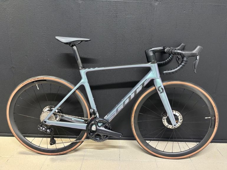 Używany Scott Addict RC 15 2024 2024 Road & Gravel — zdjęcie 1 z 10