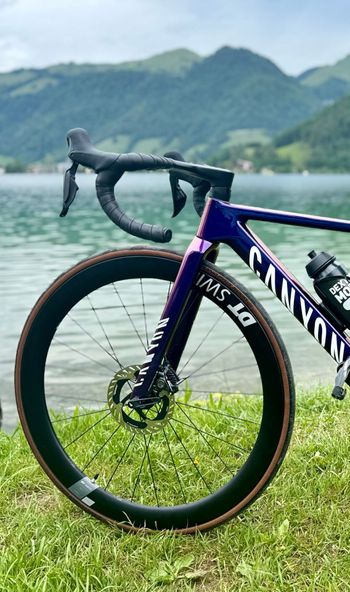 Używany Canyon Ultimate CFR Di2 Aero 2025 2025 Road & Gravel — zdjęcie 2 z 10