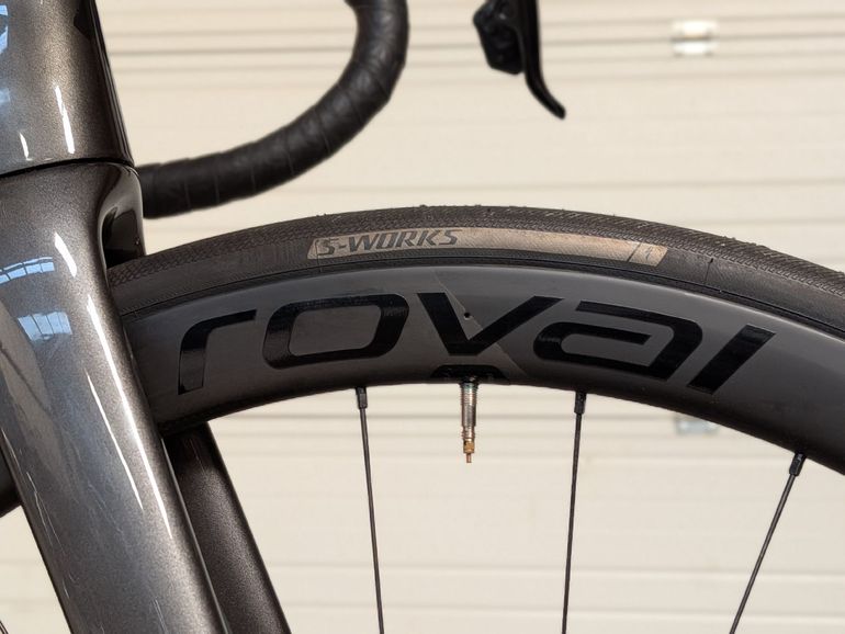 Specialized Tarmac SL8 Expert - SRAM Rival AXS 2024 2024 Road & Gravel de segunda mano, Gris claro — imagen 3 de 10