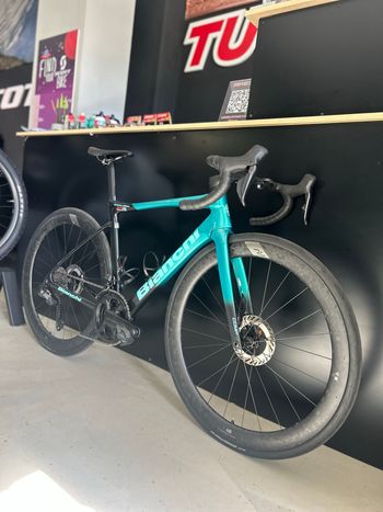Używany Bianchi Specialissima COMP Ultegra Di2 2025 2025 Road & Gravel — zdjęcie 2 z 14