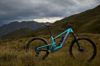 Gebrauchtes Santa Cruz 2027 Santa Cruz Nomad V7 CC Komplettbike XT Di2 Coil Gloss Aqua Magenta Größe XL 2027 Mountainbike, Blau — Bild 2 von 3