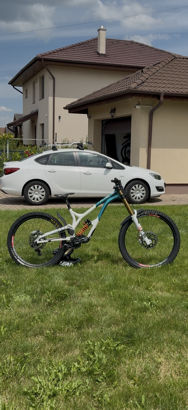 Used Commencal SUPREME DH 29 / 27 SIGNATURE 2021 2021 Mountainbike, White, 29, 27.5 — image 2 of 9