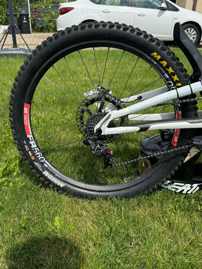 Used Commencal SUPREME DH 29 / 27 SIGNATURE 2021 2021 Mountainbike, White, 29, 27.5 — image 5 of 9