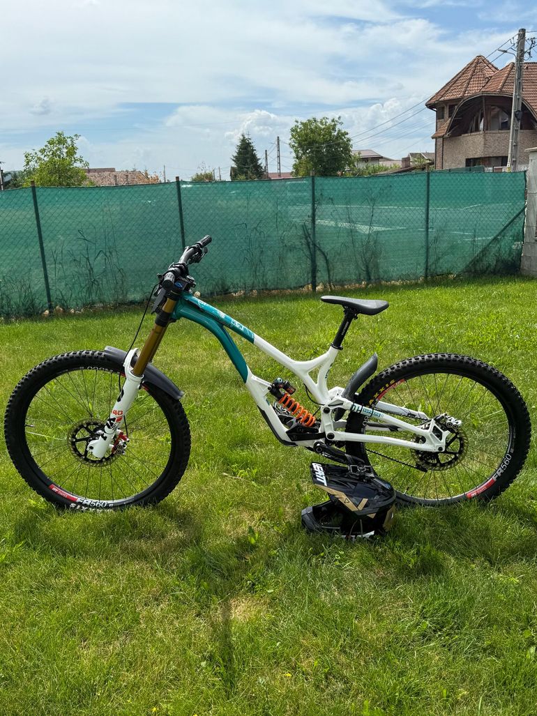 Used Commencal SUPREME DH 29 / 27 SIGNATURE 2021 2021 Mountainbike, White, 29, 27.5 — image 1 of 9