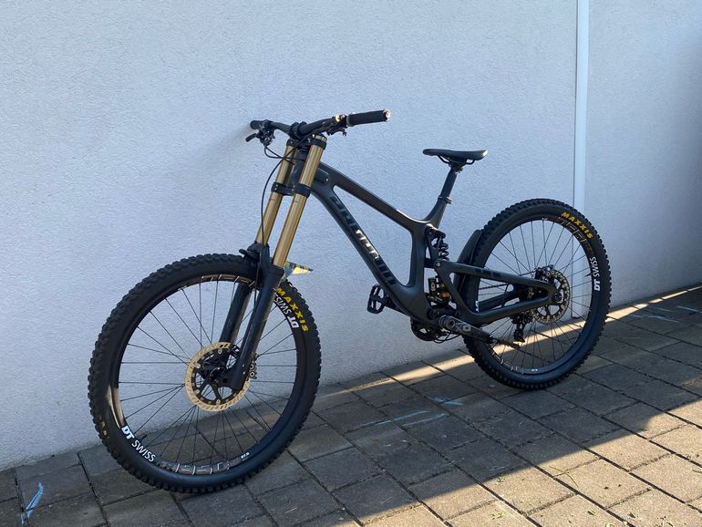 Używany Propain Rage CF 27.5 Highend 2019 2019 Mountainbike — zdjęcie 1 z 15