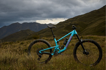 Używany Santa Cruz Nomad V7 CC Rahmen Fox DHX2 Factory Gloss Aqua Magenta Größe XL Frameset 2027 Mountainbike — zdjęcie 2 z 3