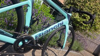 Bianchi Oltre Race 105 Di2 2025 2025 Road & Gravel de segunda mano, Verde — imagen 4 de 17