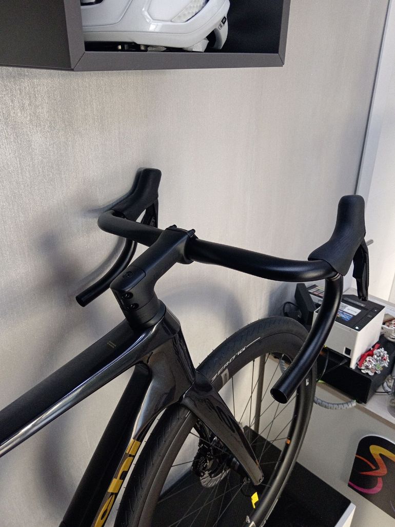 Używany Bianchi Infinito Pro 105 DI2 2026 2026 Road & Gravel — zdjęcie 3 z 5