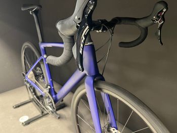 Używany Specialized Roubaix SL8 Sport - Shimano 105 2024 2024 Road & Gravel — zdjęcie 3 z 5