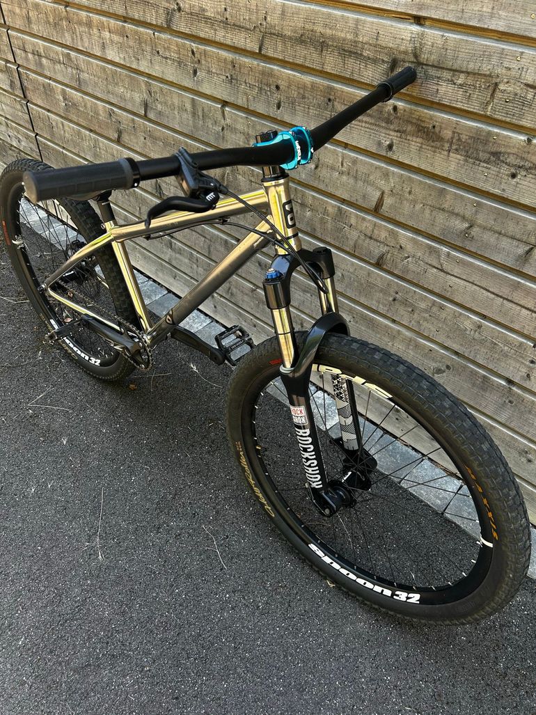 Used Octane One Custom Shimano ZEE 2022 Mountainbike, Light Gray — image 4 of 4