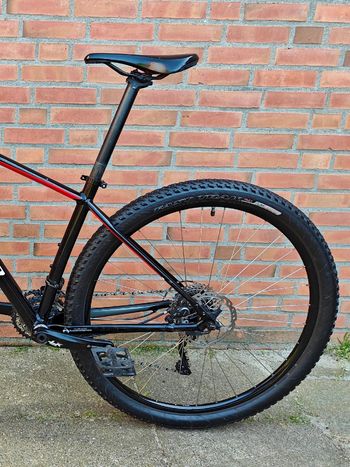 Używany Specialized Men's Rockhopper 2018 2018 Mountainbike — zdjęcie 11 z 14