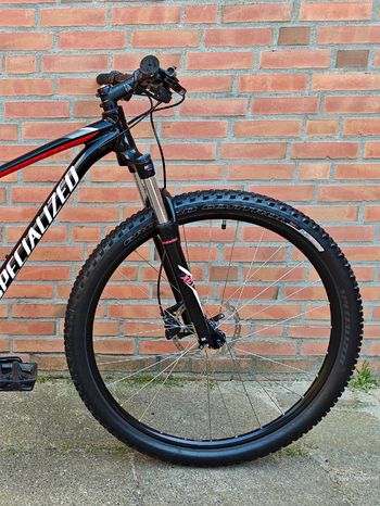 Używany Specialized Men's Rockhopper 2018 2018 Mountainbike — zdjęcie 3 z 14