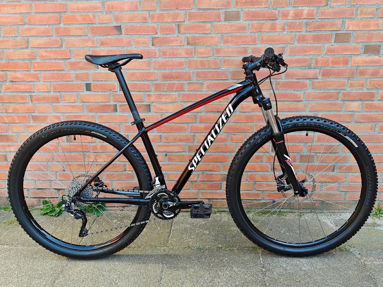 Używany Specialized Men's Rockhopper 2018 2018 Mountainbike — zdjęcie 1 z 14