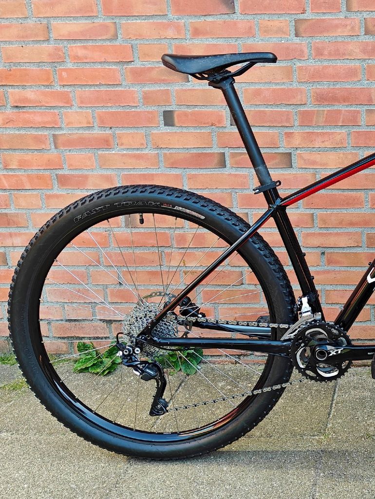 Używany Specialized Men's Rockhopper 2018 2018 Mountainbike — zdjęcie 2 z 14
