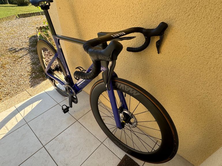 Canyon Aeroad CF SLX 8 Di2 Cosmic 2024 2024 Road & Gravel d'occasion — image 3 sur 5