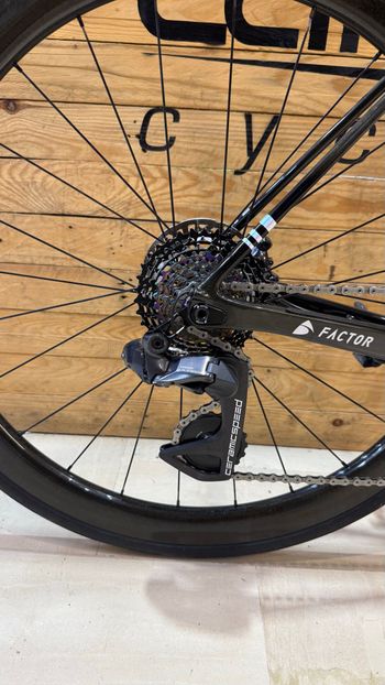 Factor O2 VAM Shimano Ultegra Di2 8170 2023 2023 Road & Gravel d'occasion — image 2 sur 13