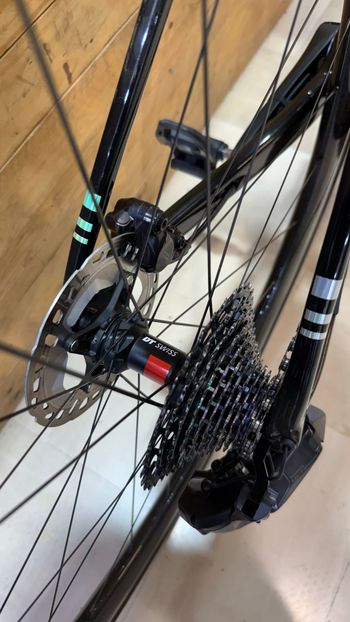 Factor O2 VAM Shimano Ultegra Di2 8170 2023 2023 Road & Gravel d'occasion — image 9 sur 13