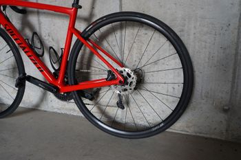 Używany Specialized Tarmac SL6 Sport 2023 2023 Road & Gravel — zdjęcie 4 z 7
