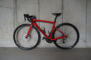 Używany Specialized Tarmac SL6 Sport 2023 2023 Road & Gravel — zdjęcie 2 z 7