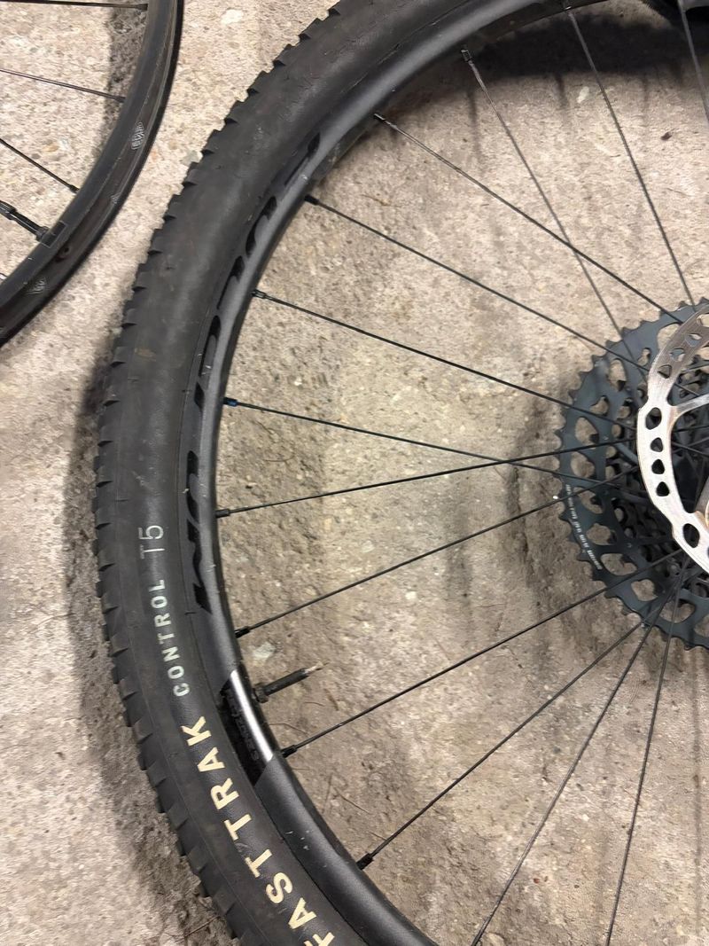 Used Specialized Epic EVO Expert 2023 2023 Mountainbike, Black, 29 — image 9 of 15