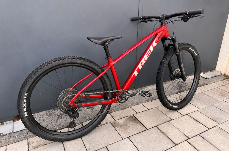 Gebrauchtes Trek Marlin 8 Gen 3 2023 2023 Mountainbike, Rot, 26, 27.5, 29 — Bild 1 von 3