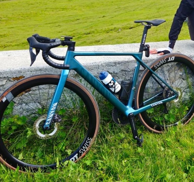 Gebrauchtes Canyon Ultimate CF SLX 8 Di2 2024 2024 Road & Gravel, Blau — Bild 11 von 14