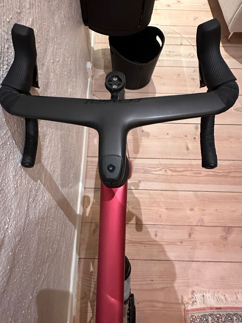 Used Specialized Tarmac SL8 Pro - SRAM Force eTAP AXS 2025 2025 Road & Gravel, Purple — image 4 of 7
