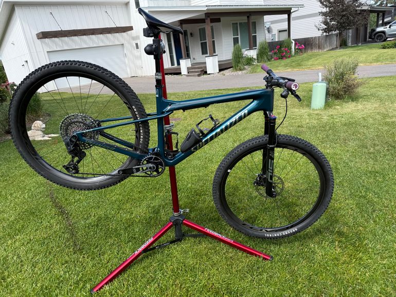Used Specialized Epic World Cup Pro 2024 2024 Mountainbike, Green, 29 — image 1 of 8
