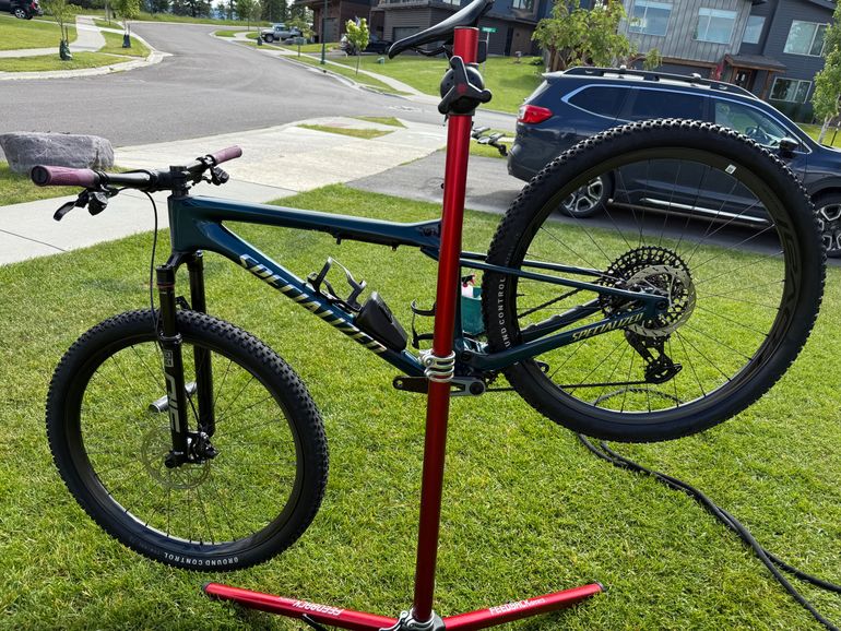 Used Specialized Epic World Cup Pro 2024 2024 Mountainbike, Green, 29 — image 2 of 8