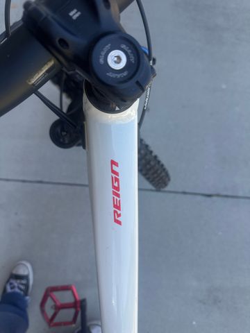 Used Giant Reign 2 2018 2018 Mountainbike, White, 27.5 — image 5 of 5