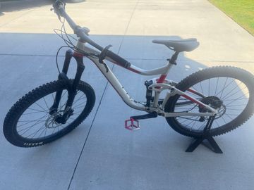 Used Giant Reign 2 2018 2018 Mountainbike, White, 27.5 — image 1 of 5