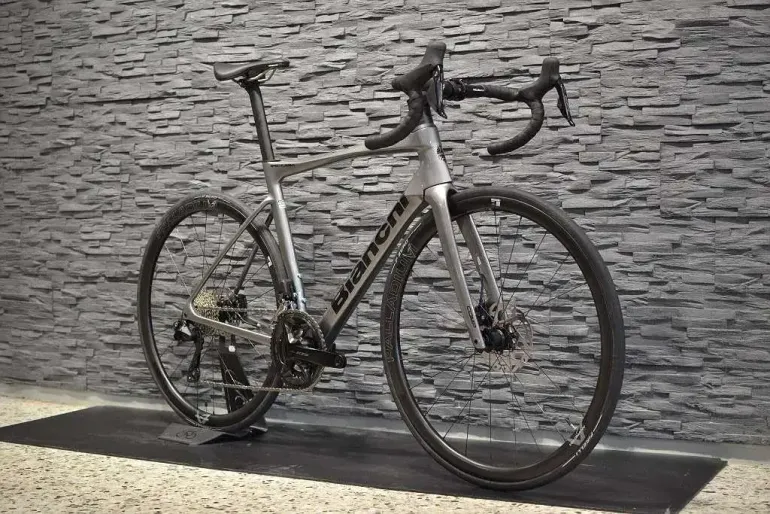 Używany Bianchi Specialissima COMP 105 Di2 2024 2024 Road & Gravel — zdjęcie 2 z 9