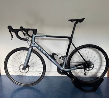 Canyon Ultimate CF SL 7 2025 2025 Road & Gravel usato, Grigio chiaro — immagine 2 di 6