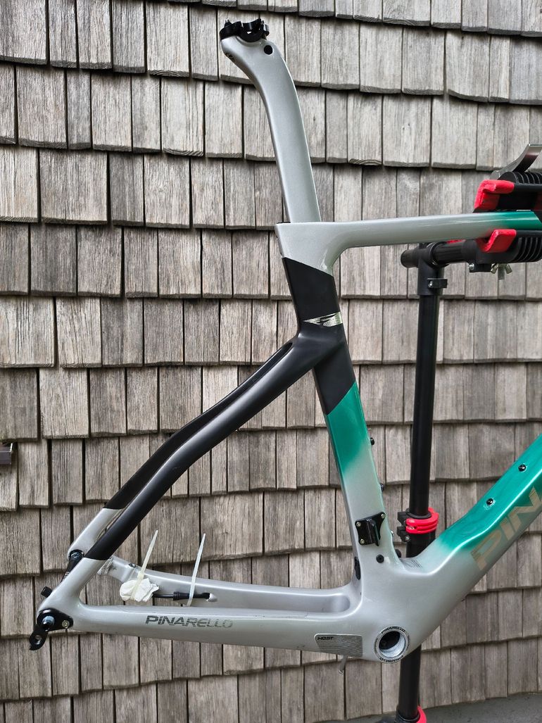 Używany Pinarello DOGMA F DURA ACE Di2 Disc 2024 Frameset 2024 Road & Gravel — zdjęcie 4 z 13