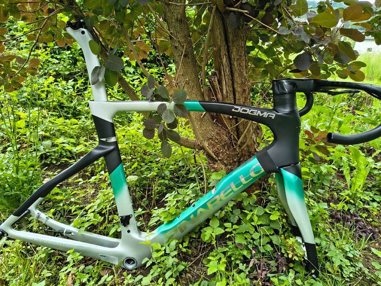 Używany Pinarello DOGMA F DURA ACE Di2 Disc 2024 Frameset 2024 Road & Gravel — zdjęcie 10 z 13
