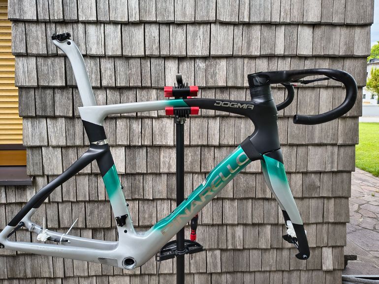 Używany Pinarello DOGMA F DURA ACE Di2 Disc 2024 Frameset 2024 Road & Gravel — zdjęcie 3 z 13