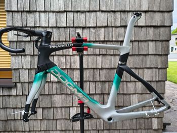 Używany Pinarello DOGMA F DURA ACE Di2 Disc 2024 Frameset 2024 Road & Gravel — zdjęcie 8 z 13