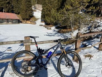 Orbea OIZ M-PRO 2024 2024 Mountainbike usato, Viola — immagine 2 di 3