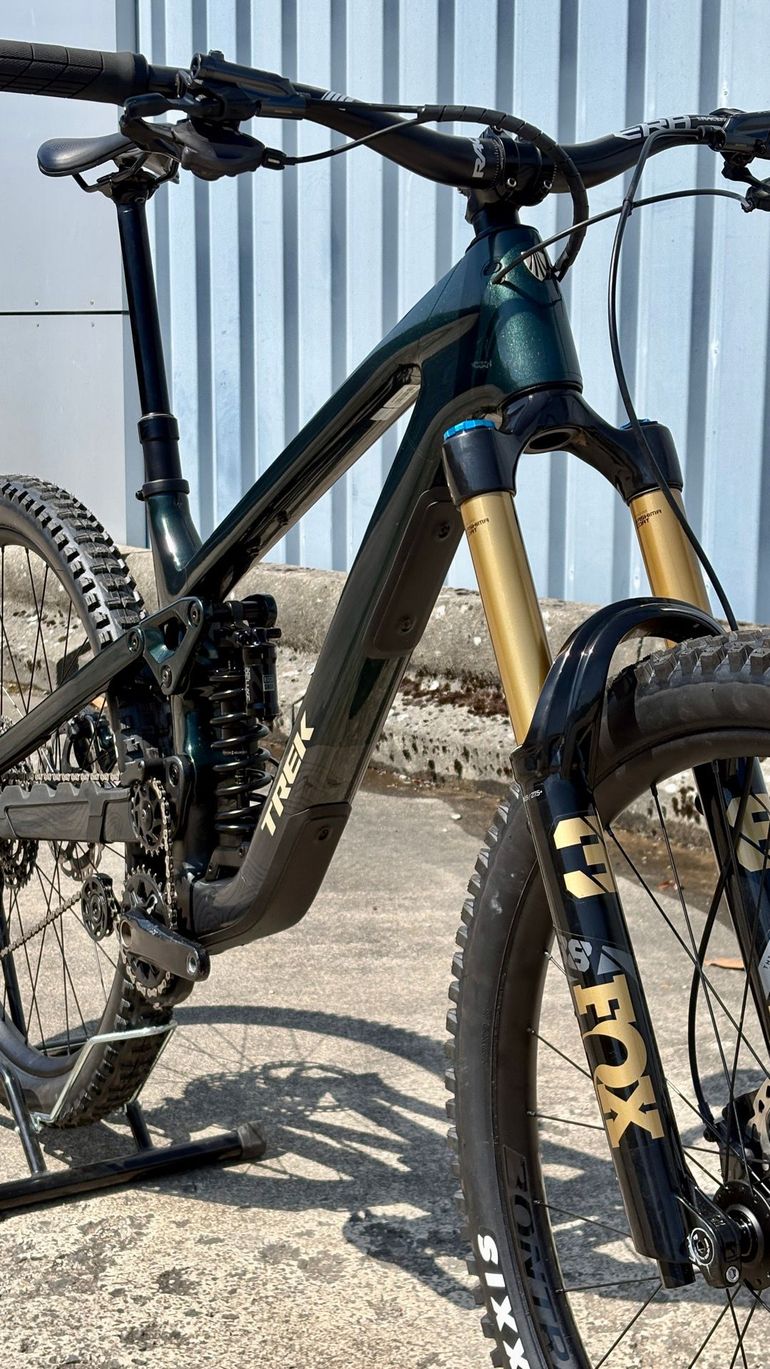 Použité Trek Slash 9.8 XT Gen 6 2024 2024 Mountainbike — obrázek 2 z 4