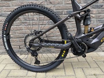 Tweedehands Orbea WILD M-TEAM 2024 2024 Mountainbike — afbeelding 3 van 4